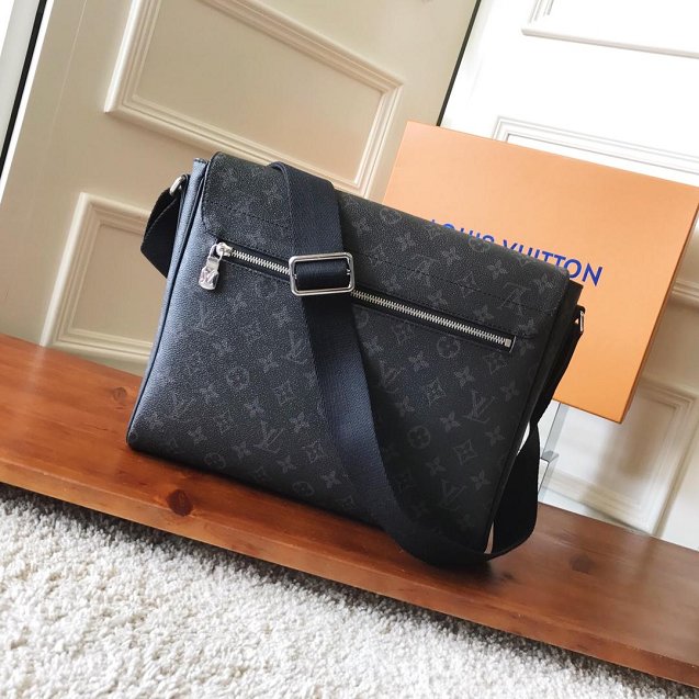 Louis vuitton original monogram eclipse District mm M44001