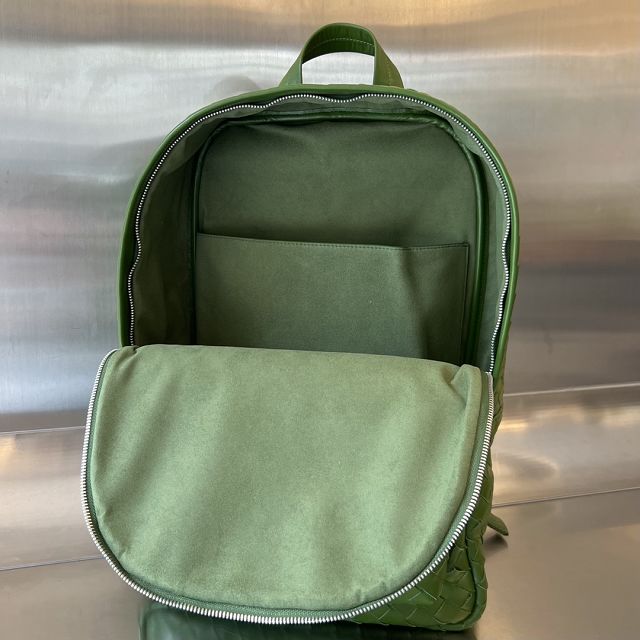 BV original calfskin medium intrecciato backpack 730732 green