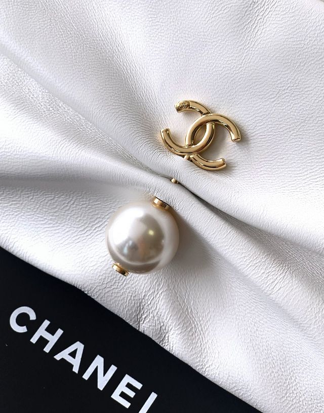 CC original lambskin clutch with chain AP4613 white