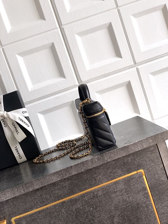 CC grained calfskin vanity with chain  AP5212 black
