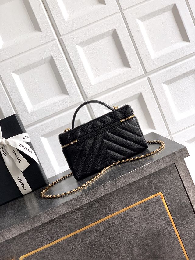 CC grained calfskin vanity with chain  AP5212 black