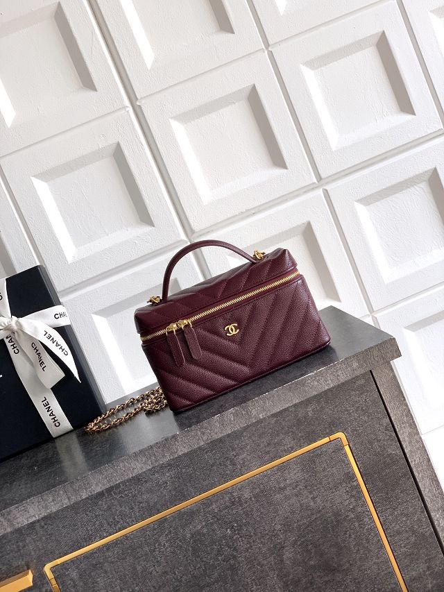 CC grained calfskin vanity with chain  AP5212 bordeaux