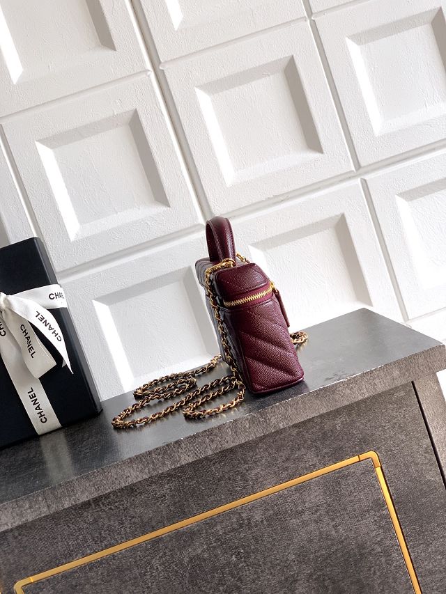 CC grained calfskin vanity with chain  AP5212 bordeaux