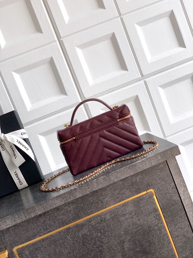 CC grained calfskin vanity with chain  AP5212 bordeaux