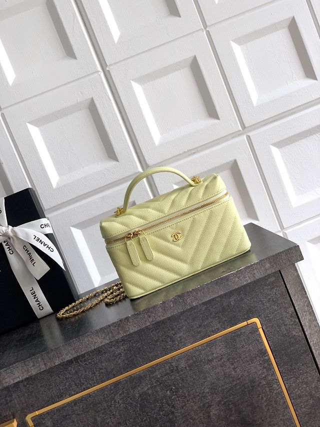 CC grained calfskin vanity with chain  AP5212 light yellow