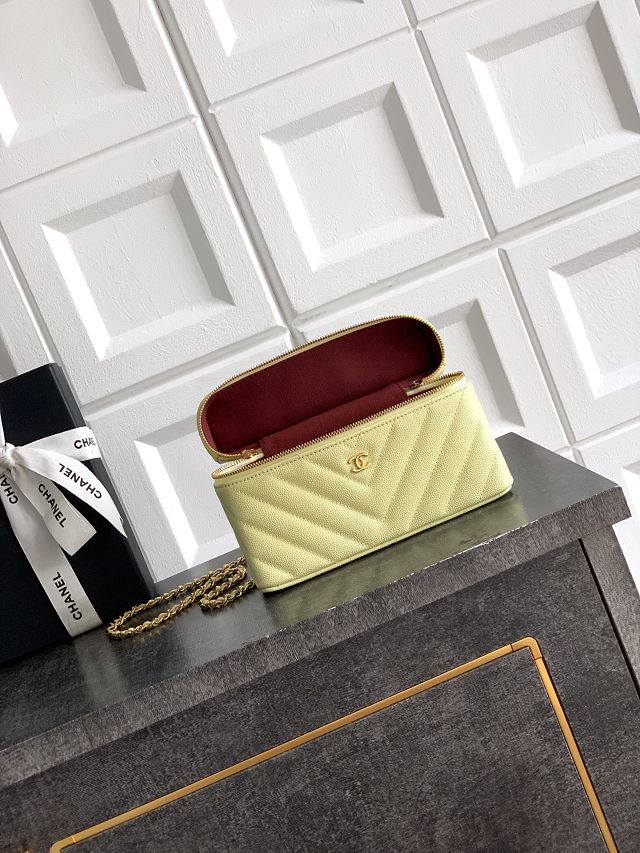CC grained calfskin vanity with chain  AP5212 light yellow