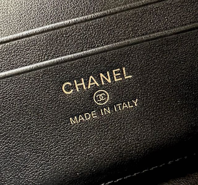 CC grained calfskin vanity with chain AP5475 black