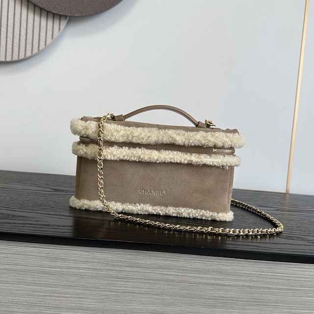 CC shearling large vanity with chain AP5347 
